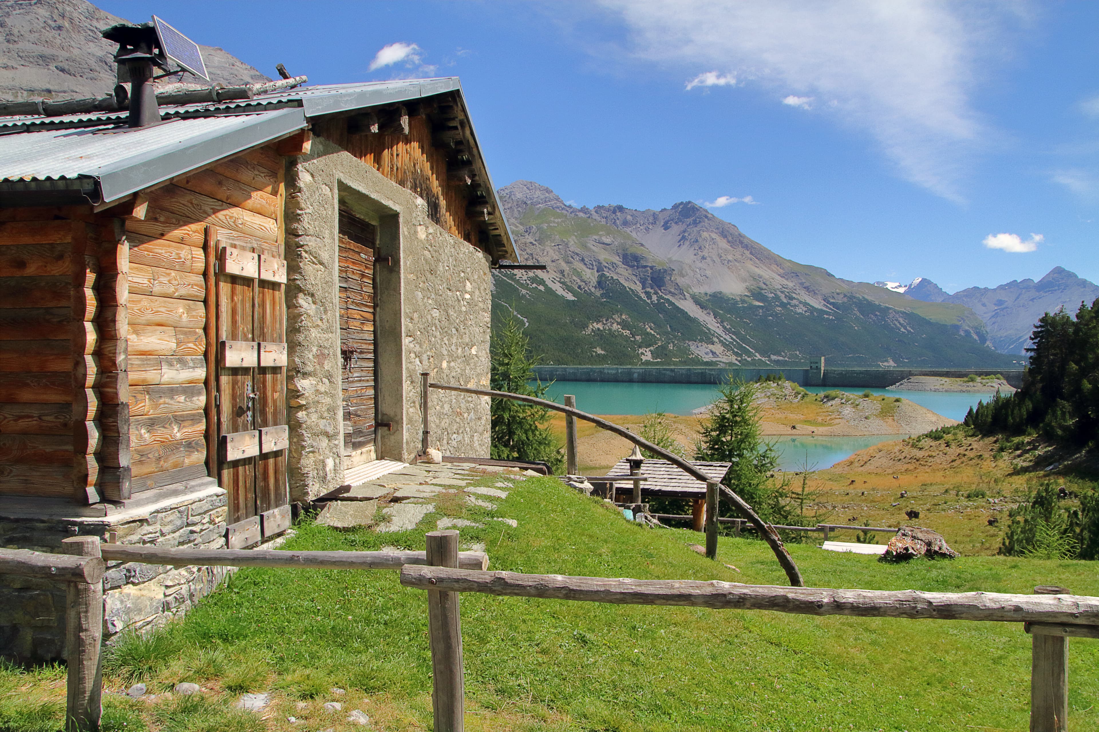 Baita di montagna in Valtellina, immersa nel territorio alpino
